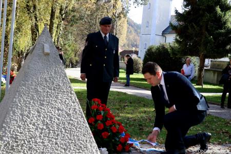 Ob 1. novembru smo se s polaganjem cvetja k osrednjim kamniškim spomenikom poklonili žrtvam vojn (44)